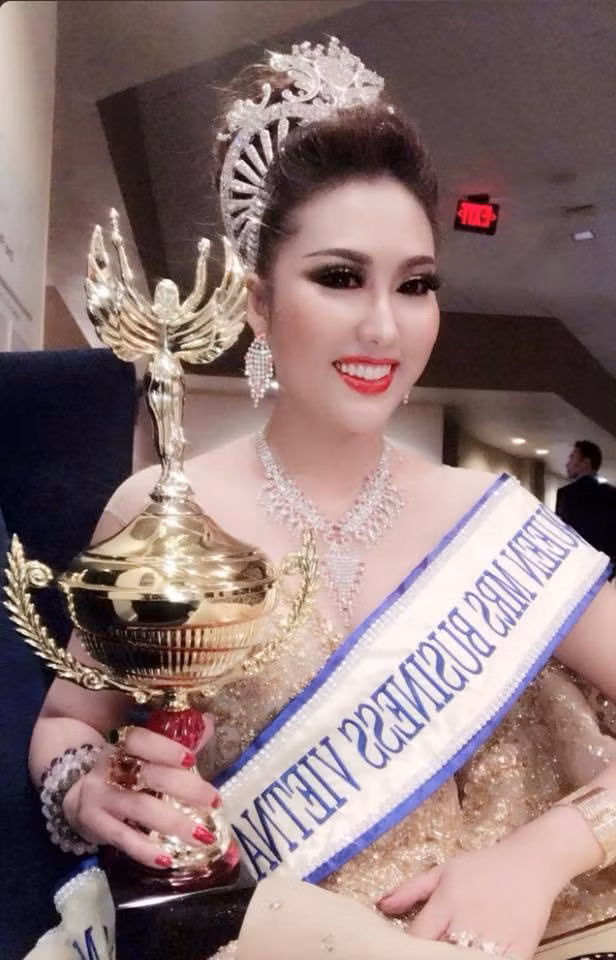 Cuối cùng, cô còn nhắn gửi: "Dù ngoài kia có lạnh như thế nào, tuyết có rơi. Dù trong này chúng ta có 100, 500 hay 1000 người thì chỉ cần chúng ta đồng lòng với nhau, đêm thi ngày hôm nay nhất định sẽ thành công vang dội. Một tràng vỗ tay cho tất cả sự hiện diện của chúng ta".