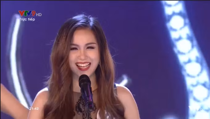 Top 5 của cuộc thi Hoa hậu Đại dương Việt Nam 2017 - Võ Thị Ngọc Lụa cũng từng khiến khán giả phải bật cười trước màn trả lời ứng xử quá đỗi hồn nhiên của mình. Khi Hoa hậu Ngô Phương Lan đặt câu hỏi: “Nếu em là chủ nhân của chiếc vương miện Hoa hậu Đại dương 2017 thì em sẽ làm gì để truyền tải thông điệp về môi trường biển?”.