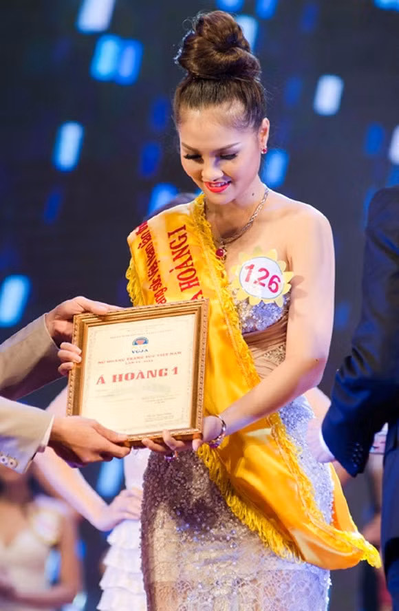Sau câu hỏi: "Trong cuộc sống hiện nay ở nước ta, những vấn đề nhức nhối về môi trường, tai nạn giao thông, an toàn vệ sinh thực phẩm, em quan tâm nhất đến vấn đề nào và tại sao?", thí sinh Trần Thị Kim Anh - Á hoàng 1 của cuộc thi Nữ hoàng Trang sức Việt Nam 2013 khiến khán giả phải ngỡ ngàng khi coi tai nạn giao thông là "đại dịch". "Em mong có biện pháp giáo dục ý thức người dân về giao thông và có biện pháp hiệu quả ngăn chặn đại dịch này", người đẹp còn nhấn mạnh thêm.