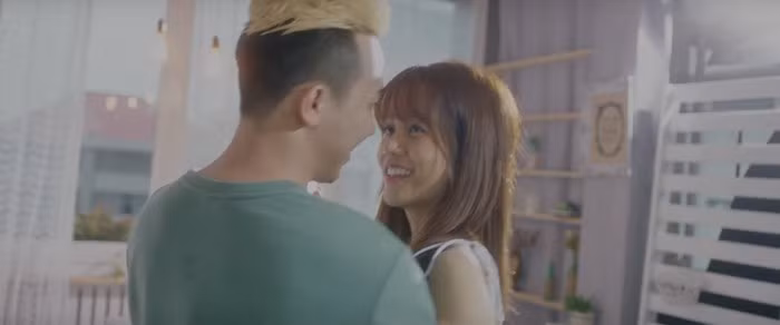 Trước Kiều Minh Tuấn, An Nguy cũng vào vai "người tình" của sao nam khác - danh hài Trấn Thành với những cảnh tình tứ, lãng mạn, thậm chí là vô cùng "bạo liệt" trong phim "Chờ em đến ngày mai" của đạo diễn Đinh Tuấn Vũ.