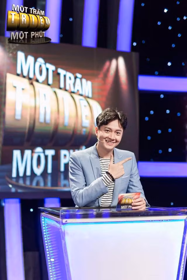 Vì là MC "tay ngang" nên những ngày đầu khi bước chân sang lĩnh vực dẫn chương trình, bạn trai Khổng Tú Quỳnh không nhận được nhiều phản hồi tích cực, thậm chí còn bị "ném đá" vì những khoảnh khắc "đơ đơ" hoặc hành động "quá lố" trên sân khấu.