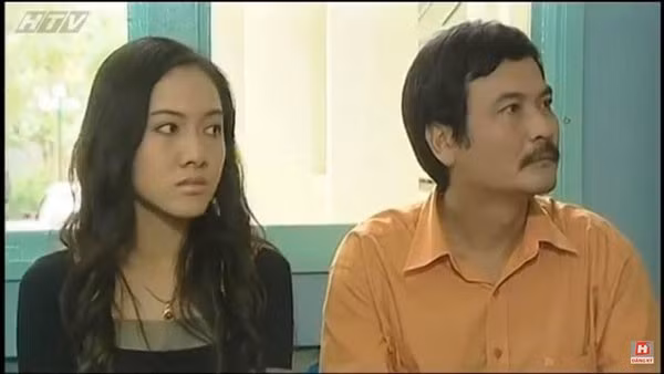 Cô khoe ảnh và viết: "Người ngồi bên cạnh mình là trùm xã hội đen Sáu Hoàng. Cả hai là những mắt xích đầu tiên và quan trọng để tìm ra một đường dây buôn ma tuý qua biên giới".