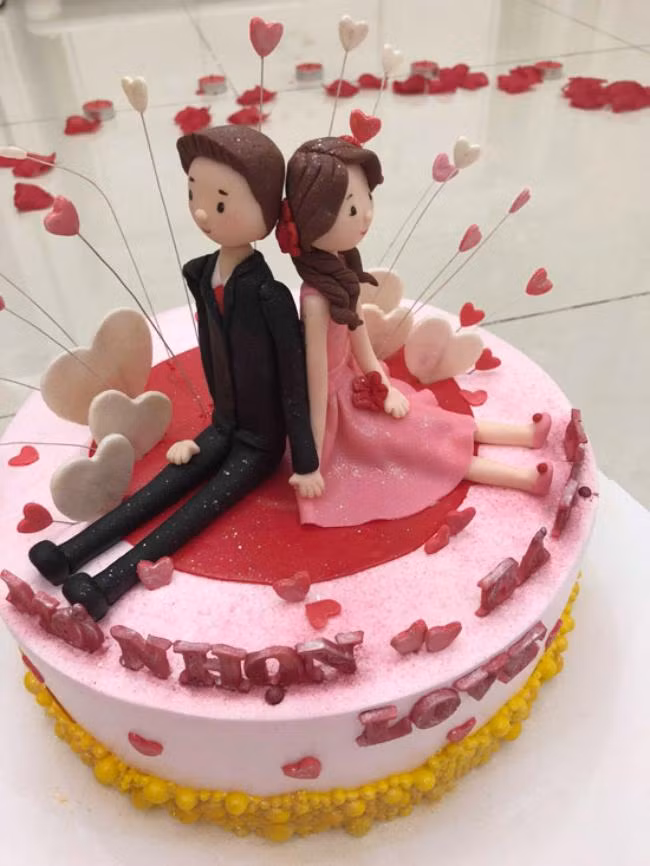 Chiếc bánh kem vô cùng dễ thương do Khánh Thi chuẩn bị mừng sinh nhật Phan Hiển.