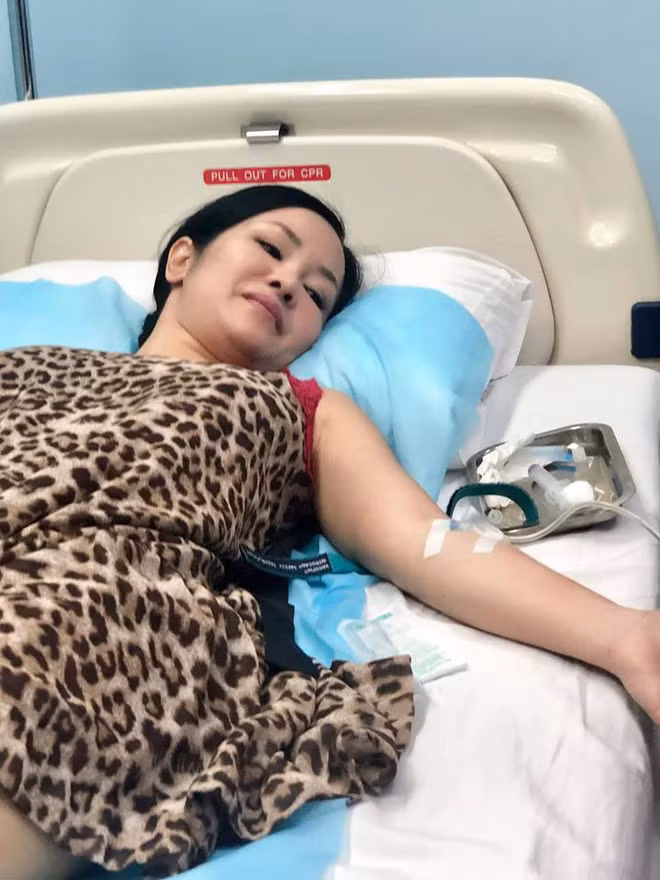 Sức khỏe đã tốt hơn nhưng bà mẹ hai con hiện sụt 3kg. Nữ ca sĩ chia sẻ: "Đối với tôi, thế là giảm quá mức rồi".