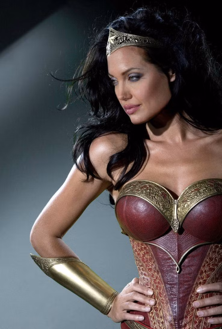 Nếu Angelina Jolie trẻ hơn, chắc chắn vai diễn này sẽ thuộc về cô.