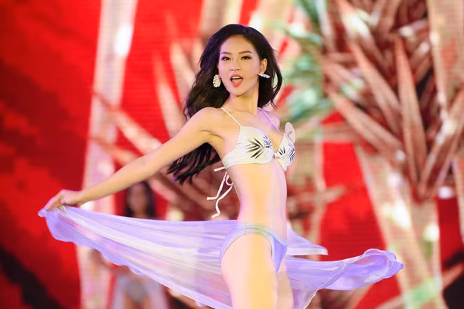 Mới đây, 25 thí sinh xuất sắc sẽ góp mặt trong đêm chung kết Hoa hậu Việt Nam 2018 đã lộ diện. Ngoài những gương mặt được đánh giá cao như Tuyết Trang, Tiểu Vy, Thanh Tú… đều giành quyền đi tiếp, thì sự dừng bước của Phạm Ngọc Khánh Linh khiến nhiều người bất ngờ.