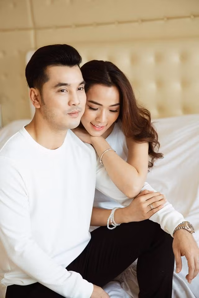 Trước giờ G đám cưới, Kim Cương không giấu nổi cảm giác hồi hộp, lo lắng: "Dậy từ rất sớm để rà lại 1 số việc, chỉ mong đừng để sai sót điều gì vì đầu óc dạo này hay quên, nói ra mà không làm kịp là việc đó trôi đi đâu mất hút luôn.