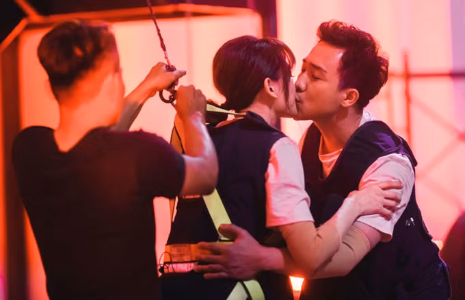 Chinh phục thành công thử thách của chương trình "Khi đàn ông mang bầu", đôi vợ chồng hạnh phúc trao nhau nụ hôn. Ảnh: Ngoisao.