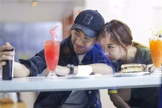 Trấn Thành cũng không phải là đối tượng ngoại lệ. Anh từng phấn khích khi được Hari tuyên bố "bao chầu bún mắn nêm". Nhưng khi nhìn vào hóa đơn, Hari phải "lật kèo" và ê chề mượn bạn trai 30.000 đồng để trả tiền. Hậu quả là cô nàng bị Trấn Thành quay clip "bóc phốt" đến đáng thương.