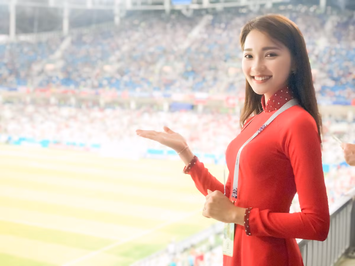 Người đẹp Ngọc Nữ cho biết, cô rất tự hào khi mặc trên mình bộ áo dài dân tộc và cầm lá cờ tổ quốc đứng trên khán đài cổ vũ cho các đội tuyển mà mình yêu thích.