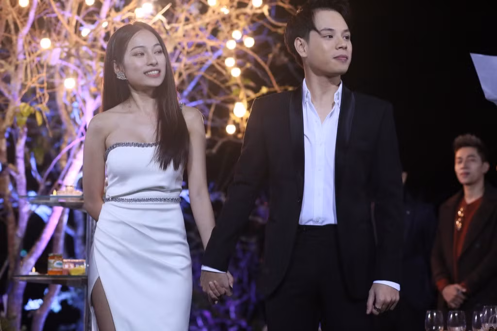 Từ những gương mặt mờ nhạt trong làng giải trí, cặp đôi Jaykii - Ngọc Duyên Sara bỗng "một bước thành sao" sau khi trở thành á quân chương trình "Giai điệu chung đôi 2018" nhờ trình diễn ca khúc "Đừng như thói quen" do giám khảo chương trình - nhạc sĩ Dương Khắc Linh sáng tác.