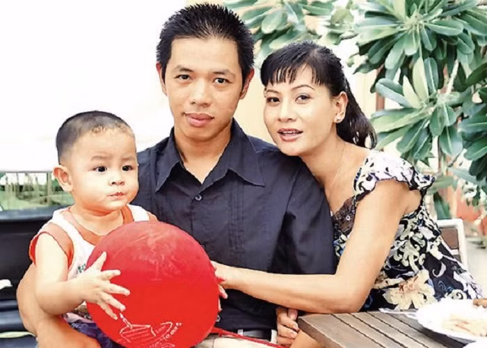 Cát Phượng từng rơi nước mắt vì những ồn ào quanh hai mối tình với hai người đàn ông kém tuổi: Thái Hòa và Kiều Minh Tuấn.