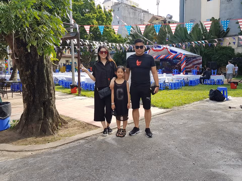 Cô công chúa nhỏ được cha mẹ hết mực cưng chiều. Càng lớn, Minh Thùy càng xinh xắn và đáng yêu, bé được thừa hưởng nhiều nét đẹp của bố mẹ.