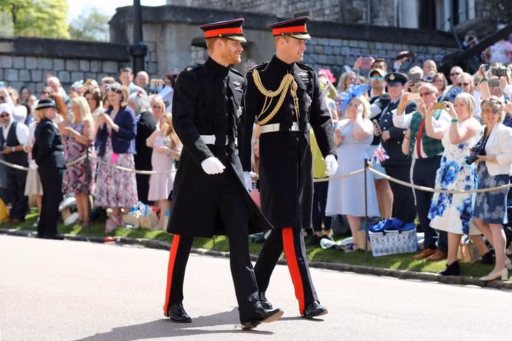 Hoàng tử Harry chọn anh trai là Công tước xứ Cambridge làm phù rể duy nhất của mình trong lễ cưới. Ảnh: Vogue Australia