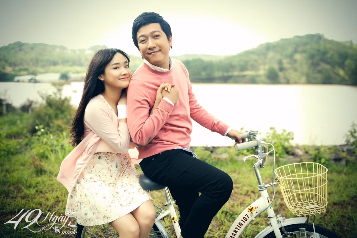 Nhã Phương và nam danh hài bén duyên nhau sau khi tham gia chung bộ phim "49 ngày". Trong suốt thời gian yêu, cặp đôi từng dính không ít ồn ào.