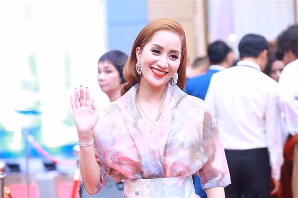 Nữ kiện tướng dancesport đi đám cưới tình cũ. Cô cười rạng rỡ và chúc Chí Anh trở thành người đàn ông của gia đình. Ảnh: Hải Bá.