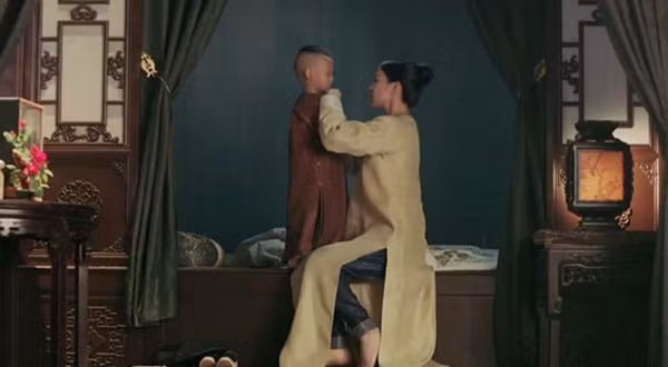 Nữ diễn viên đã lên tiếng phủ nhận và giải thích đó là chiếc quần xanh của pijama. Nhưng giải thích của cô nghe có vẻ không hợp lý lắm bởi pijama đâu đã có ở thời Càn Long?