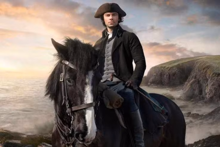 Aidan Turner đã gây ra vài rắc rối khi nói mình biết cưỡi ngựa. Điều này được nhà điều hành sản xuất phim Karen Thrussell tiết lộ. Ảnh: radiotimes.org