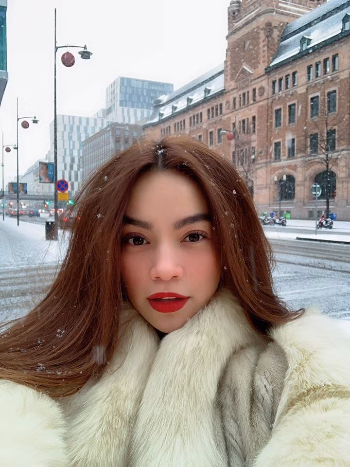"Đúng ngày tuyết rơi...quá đẹp và thích", nữ ca sĩ không giấu nổi sự phấn khích khi đi chơi đúng ngày tuyết rơi dịp Noel.