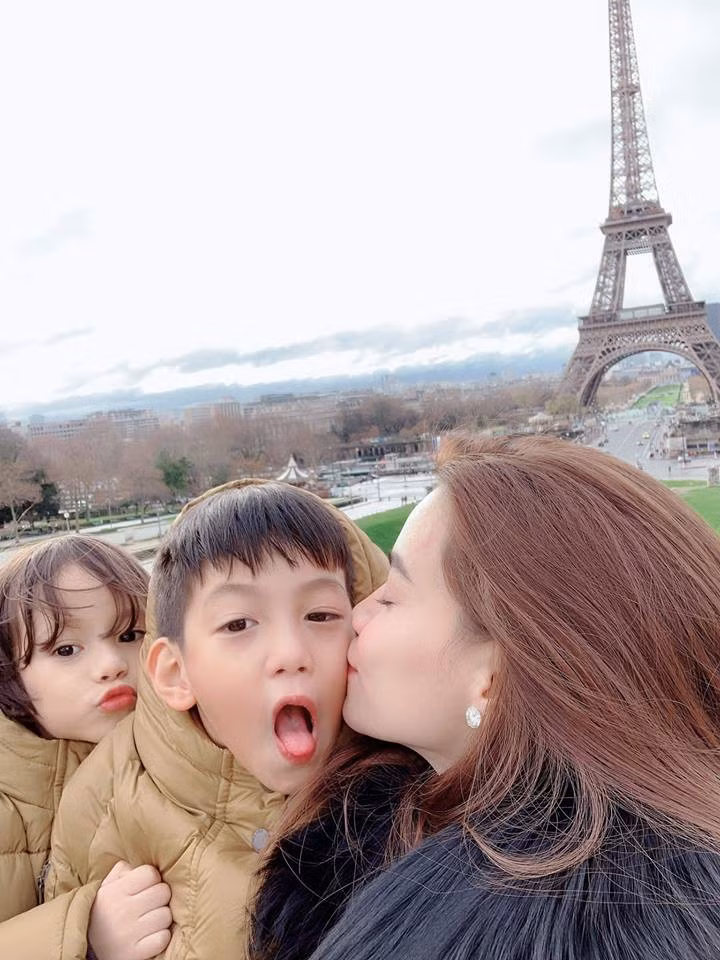 Vợ cũ Cường Đô la thơm má con trai Subeo cực tình cảm.