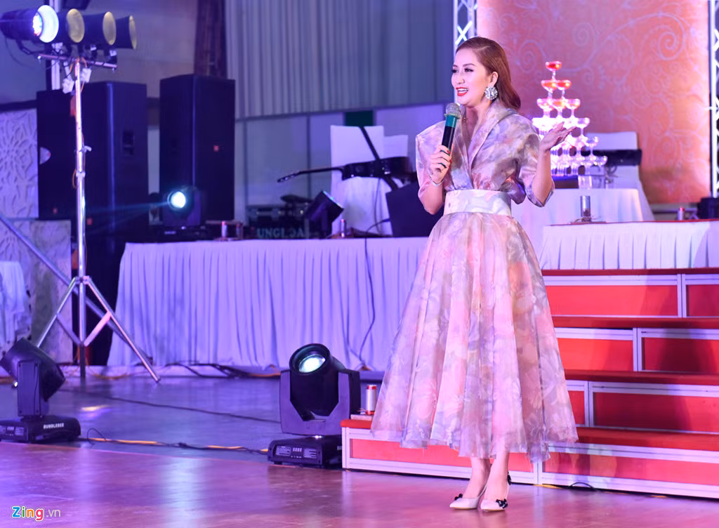 Trong ngày cưới của Chí Anh và Khánh Linh vào đầu tháng 6/2016, Khánh Thi cũng là một vị khách không thể thiếu. Chí Anh và Khánh Thi là cặp đôi dancesport đình đám một thời và đã có 11 năm gắn bó trước khi chia tay vào năm 2009. Ảnh: Zing.