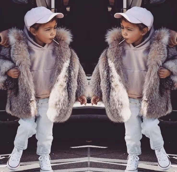  Kim Kardashian chơi sang, sắm cho con gái áo lông thú với giá 3.500 USD (gần 80 triệu). Ảnh: Instagram.
