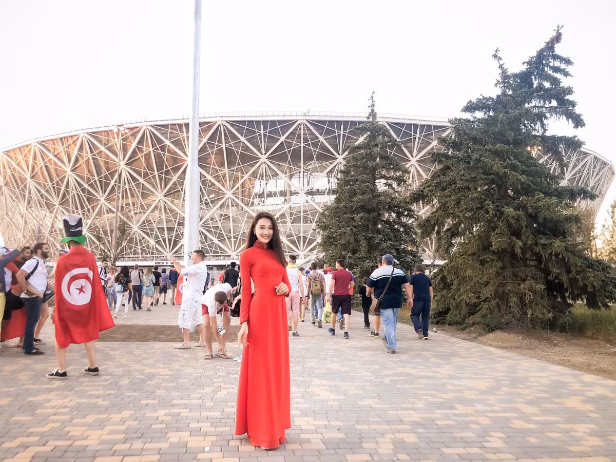 Ngọc Nữ có dịp đi đến các sân vận động nơi mà các trận đấu trong khuôn khổ World Cup 2018 diễn ra. Tại đây người đẹp được gặp gỡ giao lưu với bạn bè quốc tế cùng chung tình yêu với trái bóng.