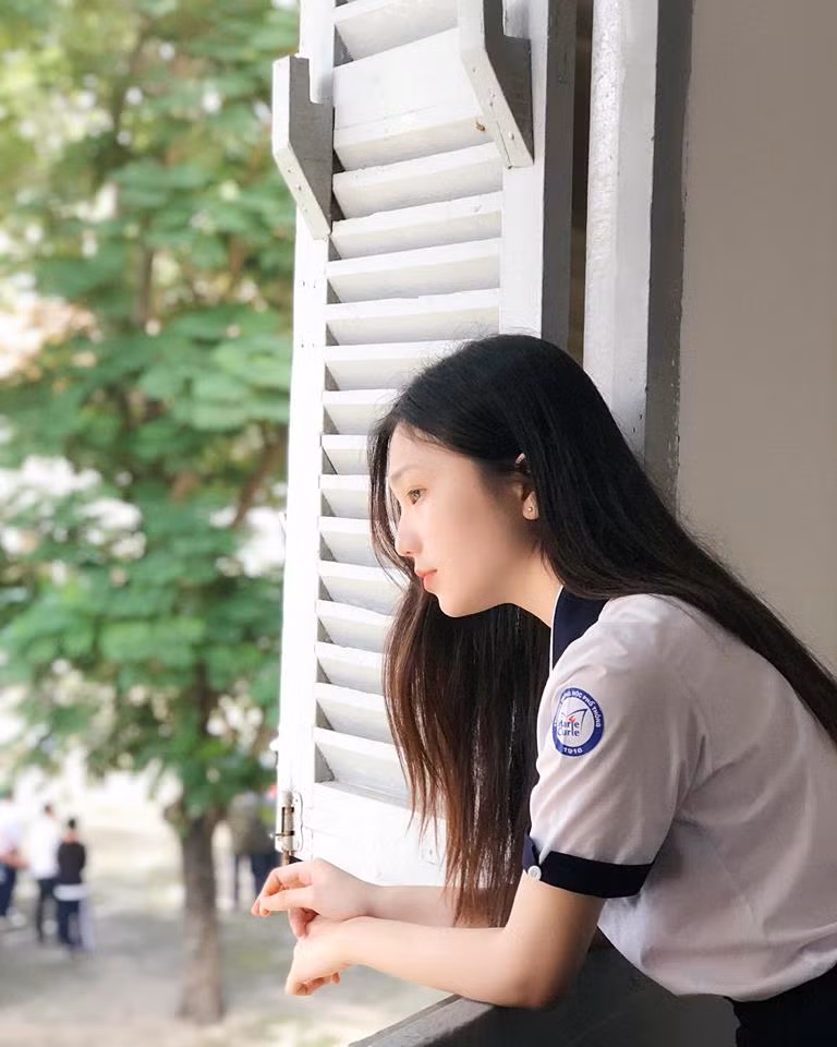 "Kết thúc năm tháng học sinh, 12 năm đèn sách chấm dứt tại đây. Từ lớp 10 đến 12 có nhiều thứ thay đổi...", hot girl 10X của Hoa hậu Việt Nam 2018bộc bạch.