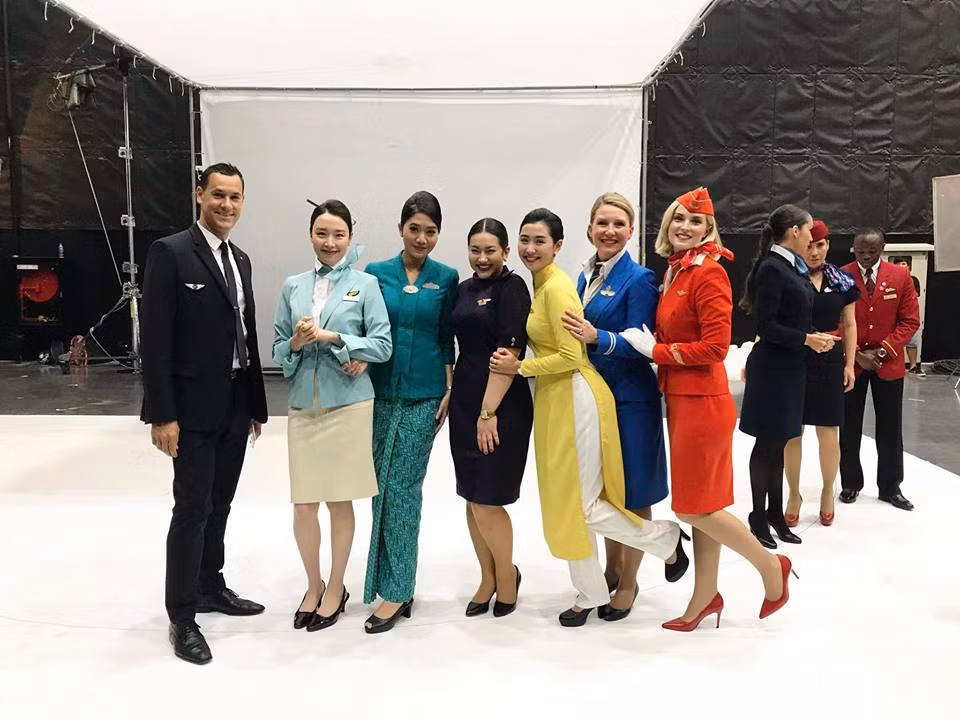 Khi đến với SkyTeam, thay vì chọn những bộ đầm kiểu phương Tây, Ngọc Linh đã chọn tà áo dài cách tân để mang đến một nét dịu dàng truyền thống, nhưng cũng không kém phần hiện đại, hội nhập với quốc tế.