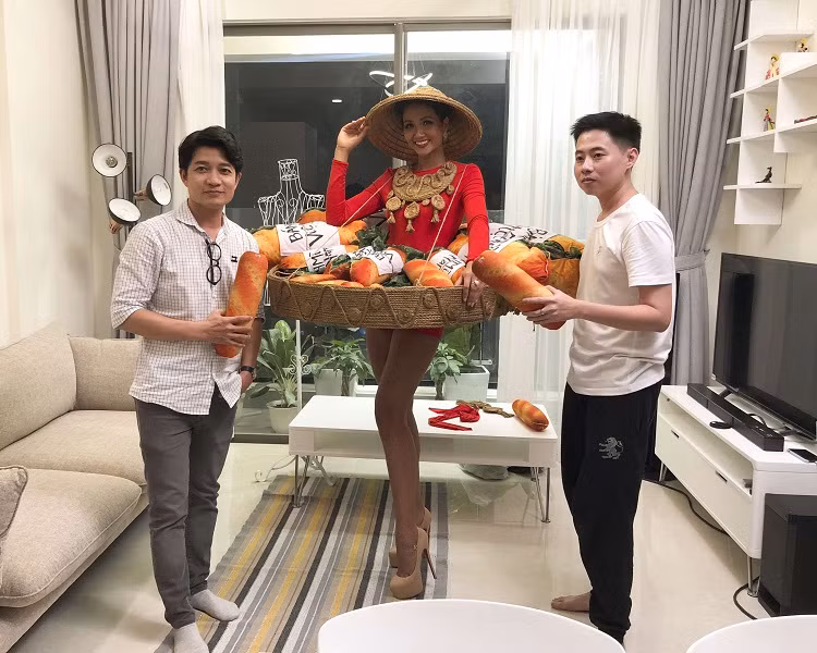 Lần đầu tiên, một món ăn Việt Nam được tái hiện và sáng tạo thành một bộ trang phục dân tộc. "Bánh mì" của Phạm Phước Điền ngay từ vòng nộp hồ sơ đã gây sốt với khán giả.