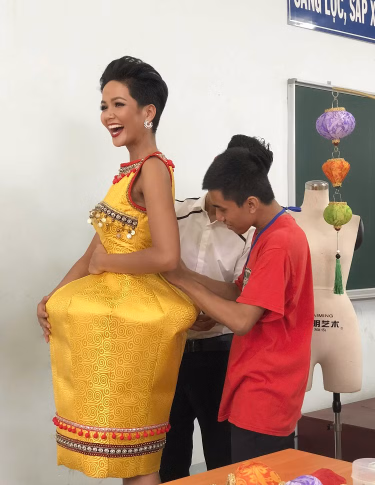 Top 6 trang phục dân tộc năm nay chính là góc nhìn mới mẻ về khái niệm “Hương sắc Việt” qua con mắt của các nhà thiết kế không chuyên được tái hiện một cách thú vị và sinh động, thể hiện nét văn hóa, địa danh, con người và ẩm thực Việt.