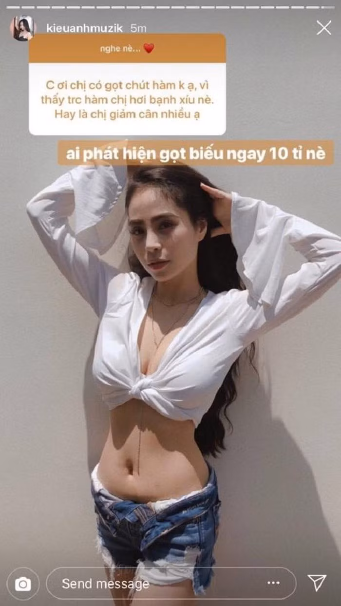 Bên cạnh vóc dáng, khuôn mặt ca nương Kiều Anh cũng trở nên thanh tú hơn đặc biệt là phần hàm thon và gọn hơn rất nhiều. Và nhân trào lưu "Question" đang gây sốt trên Instagram, một bạn trẻ đã đem những thắc mắc này hỏi Kiểu Anh: “Chị ơi, chị có gọt chút hàm không ạ, vì thấy trước hàm chị hơi bạnh xíu nè. Hay là chị giảm cân nhiều ạ?”.