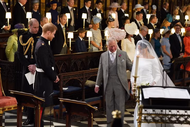 Hoàng tử Harry đã phá vỡ giao thức Hoàng gia để chiêm ngưỡng khoảnh khắc cô dâu Meghan Markle bước vào lễ đường. Ảnh: Good Housekeeping