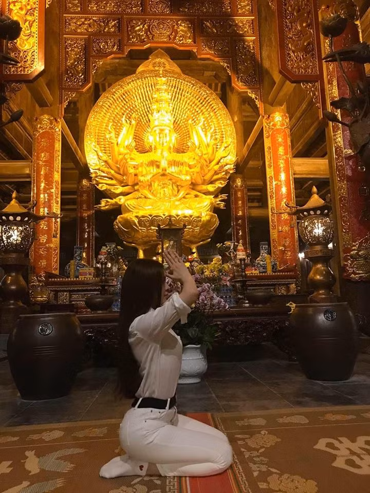 Sau một thời gian khóa Facebook, Thư Dung tái xuất với hình ảnh đi chùa sám hối nhưng vẫn phải nhận nhiều "gạch đá" từ dân mạng.
