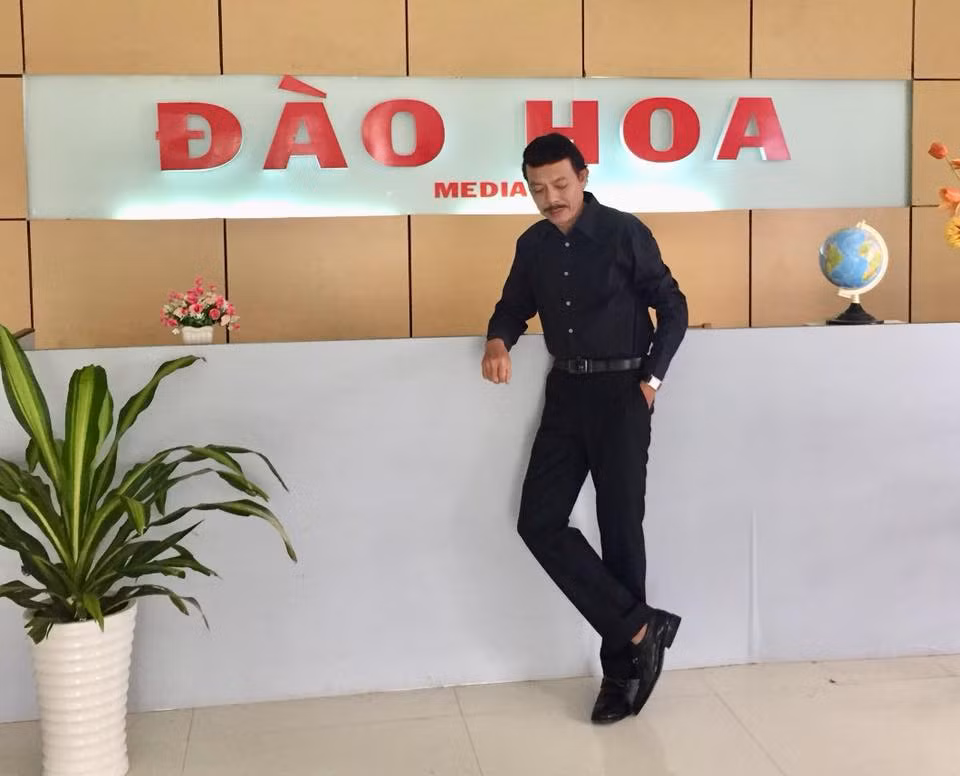 "Bối cảnh của nhân vật trong Sitcom “Cặp đôi nội chiến” của đạo diễn Huỳnh Vinh. Đào Hoa là tên của công ty trong phim chứ không liên quan tới tính cách của người trong hình nhé hehe...", nam diễn viên viết hôm 7/2.