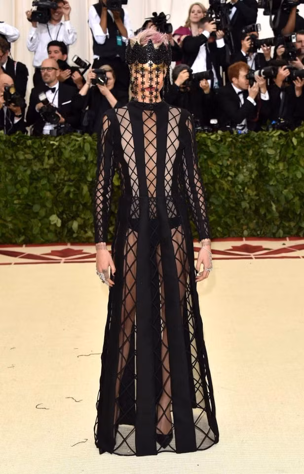 Mỹ nhân đa tài của Hollywood - Cara Delevingne xuất hiện trong trang phục thiết kế lạ mắt và đầy bí ẩn. Nguồn: The Sun.