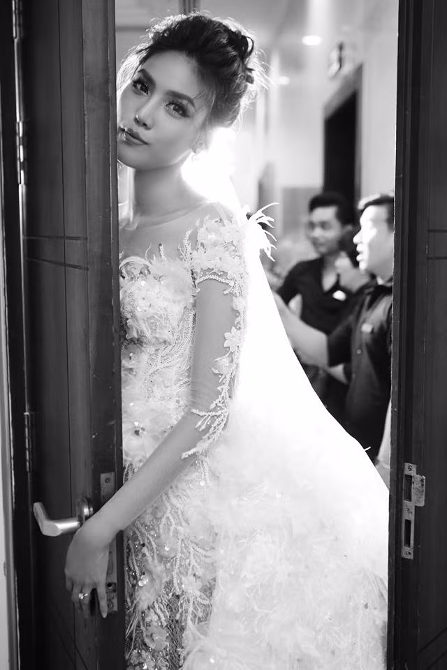 Hai nàng dâu, nay là cô cháu trong trong một gia đình quyền lực, danh giá đều là những mỹ nhân của showbiz Việt. Lan Khuê từ một cô gái chân quê, mộc mạc hồi mới vào nghề nay ngày càng thay đổi về nhan sắc cũng như ngoại hình.