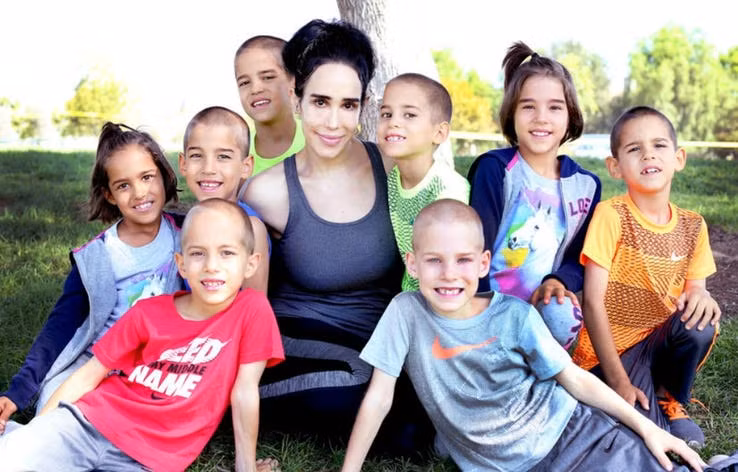 Nadya Suleman được biết đến với cái tên "Octomom", do cô đã sinh 14 đứa trẻ.