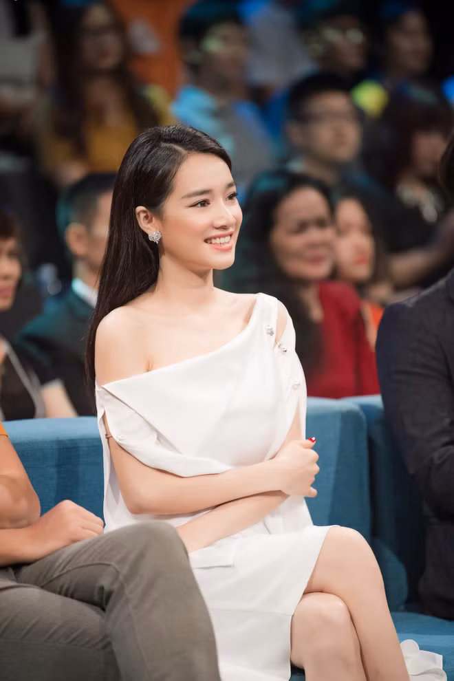 Nhiều người còn tinh mắt nhận ra thời gian gần đây, Nhã Phương cũng có những thay đổi đáng chú ý trong việc ăn mặc khi chọn những trang phục có thể che khéo đi phần bụng.