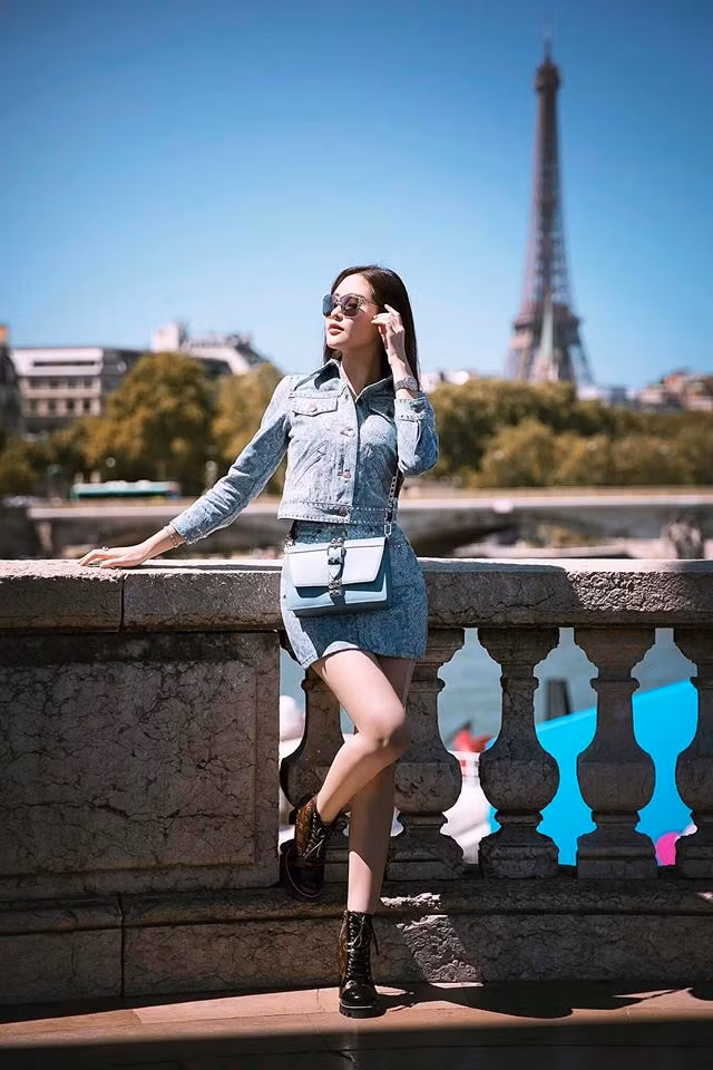 ... Và mình đã nhận ra điều đầu tiên mình cần khôi phục lại đó chính là sự quyết tâm và tự tin. Mình quay trở lại trường với việc học lên Thạc sĩ, mình đi học các khoá kỹ năng mềm, tìm hiểu thêm về ngành thời trang, và tham gia những dự án cộng đồng...