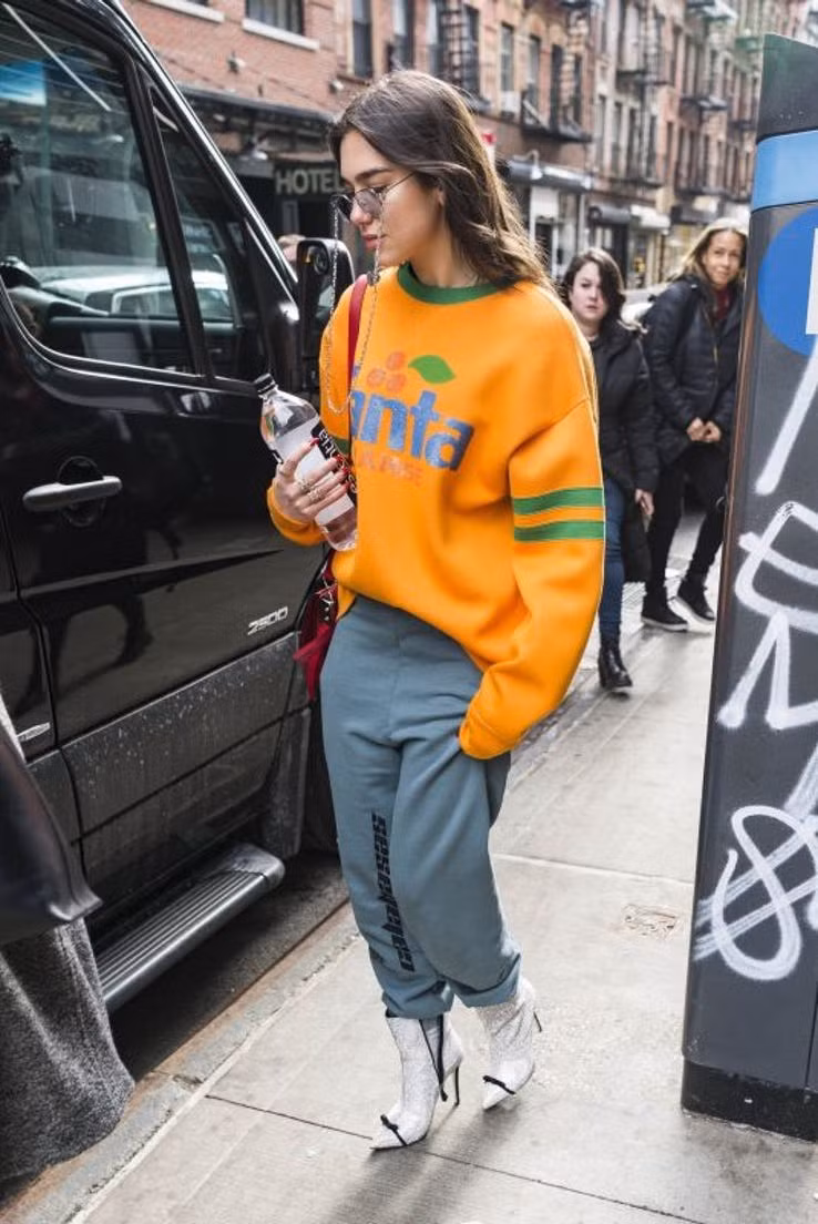 Dua Lipa - nữ hoàng nhạc pop mới nổi với những bài hit như New Rules hay Be the One cũng là một trong những sao nữ nổi tiếng độc thân. Cô cho biết mình đang tập trung vào các sản phẩm âm nhạc thay vì theo đuổi một chàng trai.