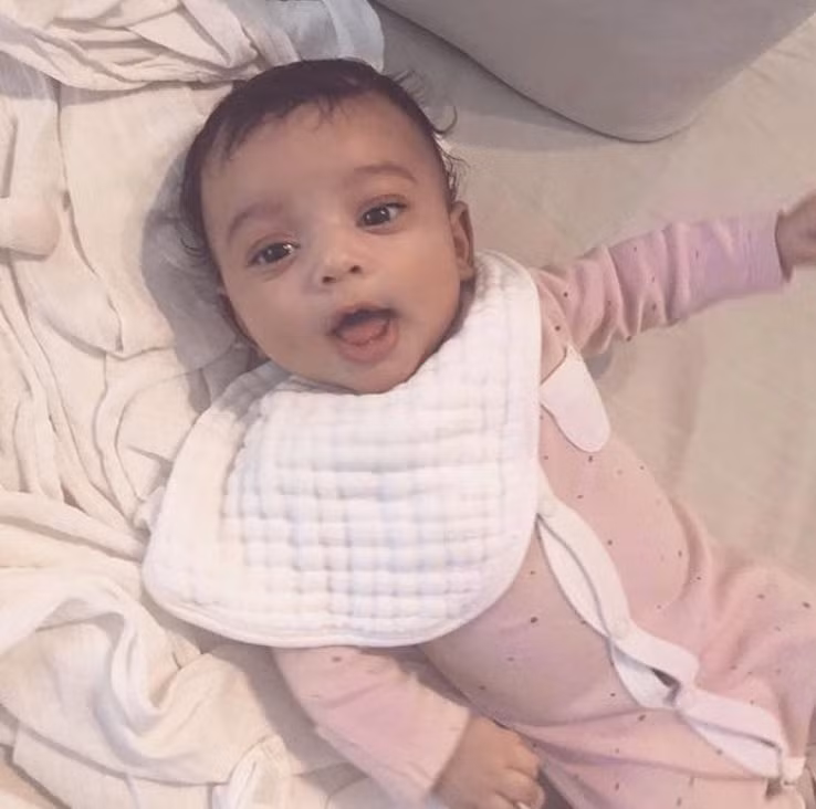 Cô con gái với cái tên Chicago ngay từ khi mới sinh ra đã mặc những bộ quần áo in tên mình. Ảnh: Kim Kardashian Instagram.