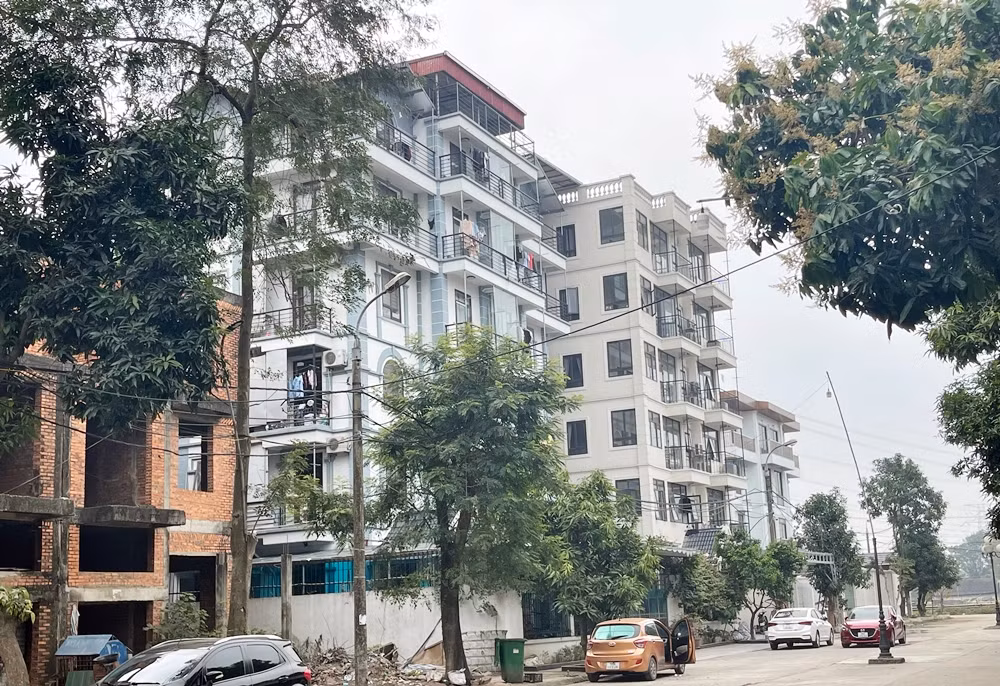 Theo quan sát của phóng viên, các căn biệt thự Hoàn Sơn biến thành chung cư mini phá quy hoạch khu đô thị đã có người vào ở. Trên một số website rao bán và bất động sản, các chung cư mini ở đây được chào mời với giá dao động gần 2 - 5 triệu đồng/tháng, diện tích căn hộ từ 30-50m2.