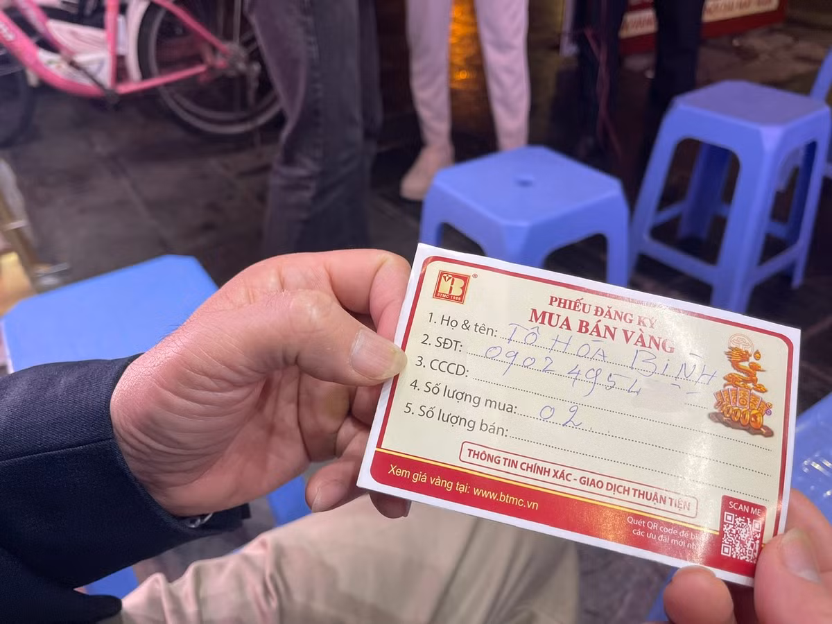 Năm nay, ông Bình đi mua vàng từ lúc 3h20 sáng, ông cho biết: “Do giá vàng thời điểm này hơi cao nên tôi chỉ mua 2 chỉ để lấy lộc, may mắn đầu năm”.