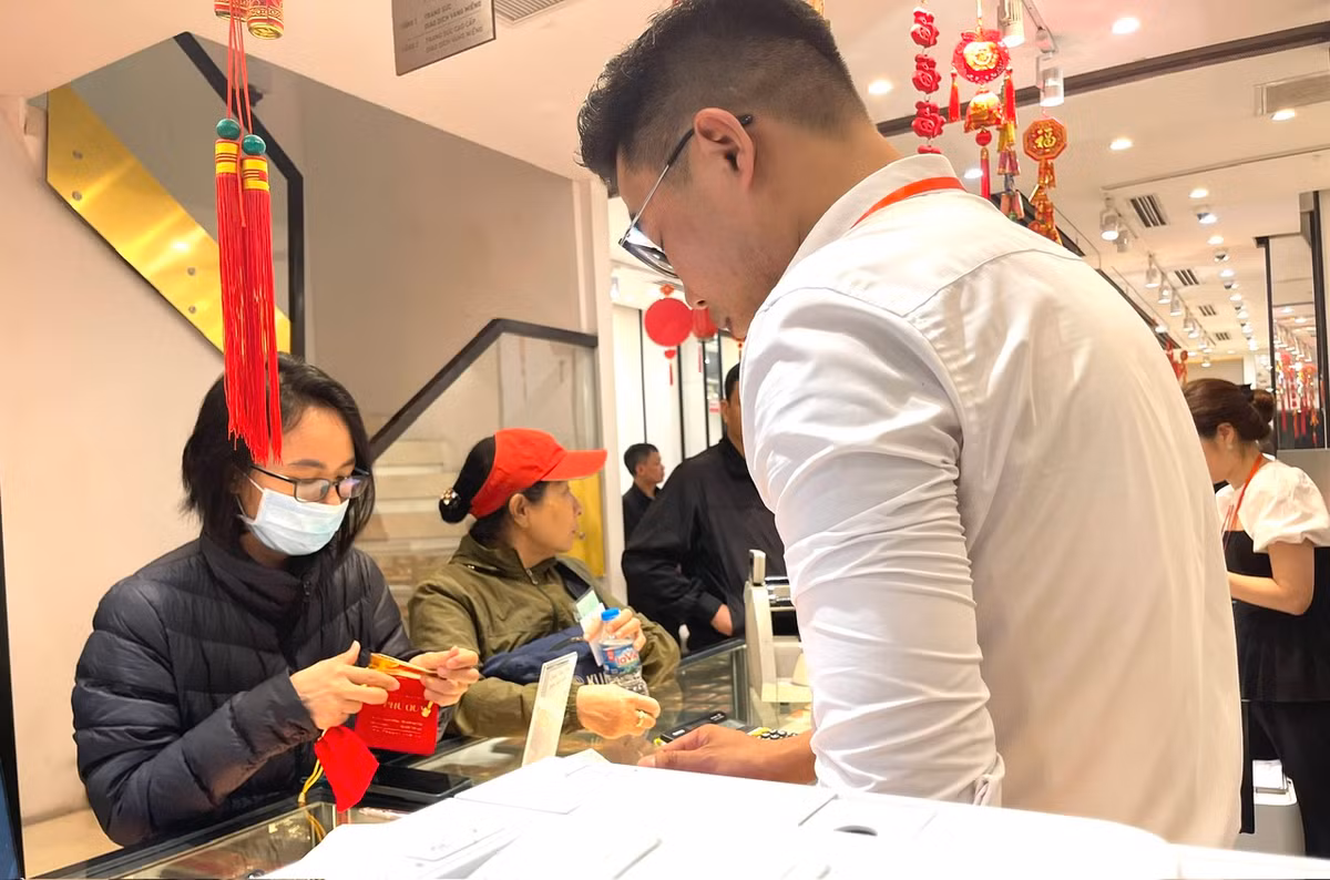 Khách hàng mua vàng trong ngày này chủ yếu cầu may mắn, lộc "Thần Tài".