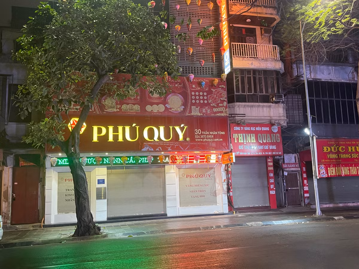 So với năm khác, thời điểm khoảng 4h30 đã có đông người dân tìm đến các cửa hàng vàng bạc trên phố Trần Nhân Tông, xếp hàng chờ lấy số để mua vàng. Nhưng năm nay lượng khách đi mua vàng sáng sớm ở khu vực này có phần thưa thớt. 