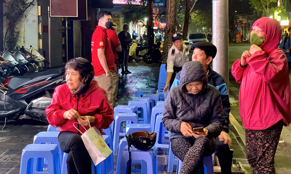 Người dân xếp hàng, chờ đợi để mua vàng lấy lộc, cầu may ngày vía Thần Tài.