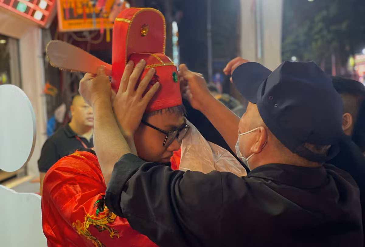 Nhân viên cửa hàng vàng bạc trên phố Trần Nhân Tông chuẩn bị để đón khách hàng ngày vía Thần Tài.