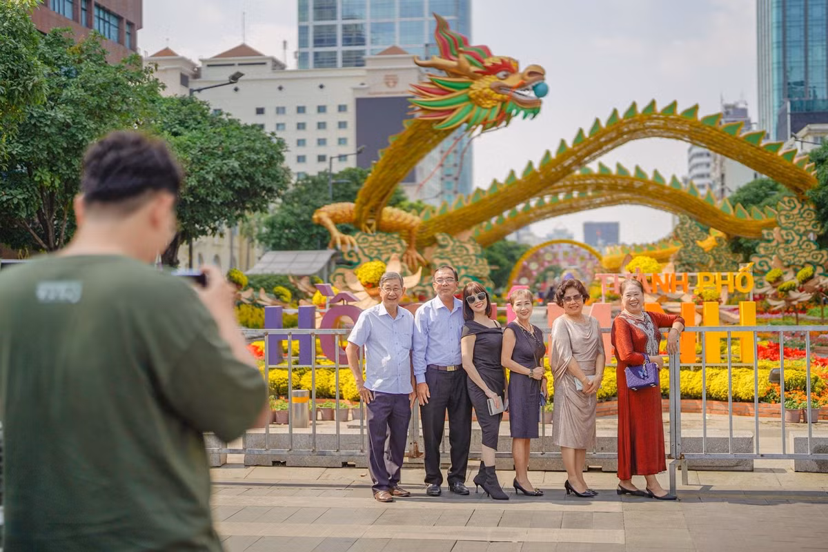 Nhiều người dân tranh thủ check-in với rồng "Nhất Đại Thăng Long" từ bên ngoài và chờ đến giờ khai mạc tối 7/2.