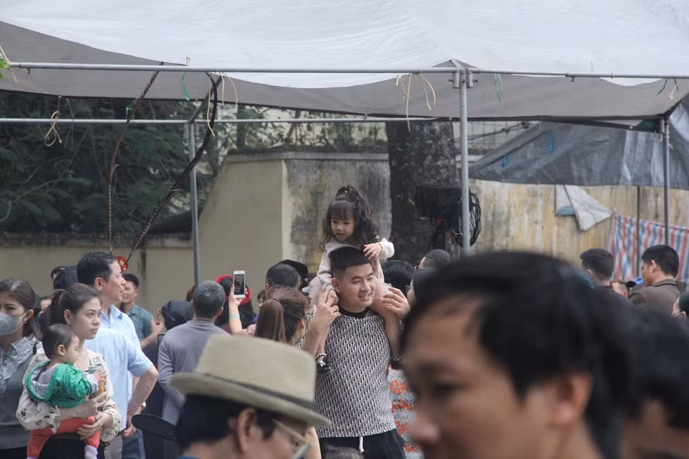 Các em nhỏ cũng thích thú khi được người thân đưa đi hội.